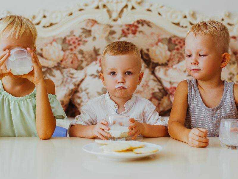 Children drinking milk