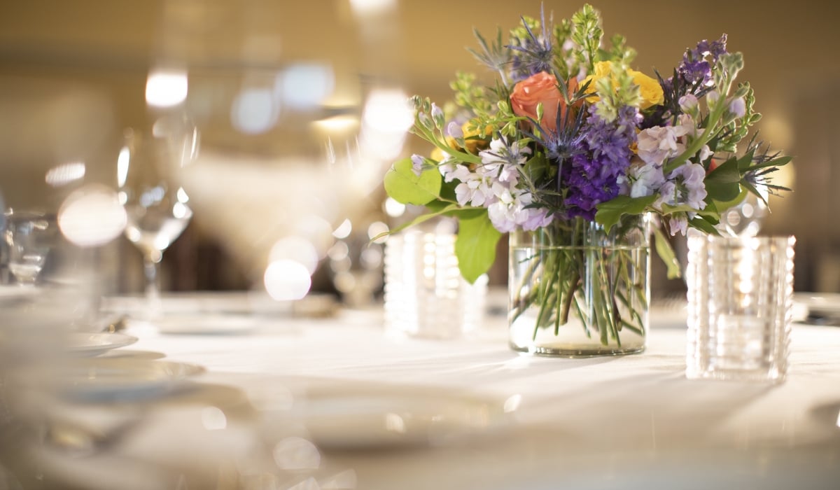 ballroom-table-setting