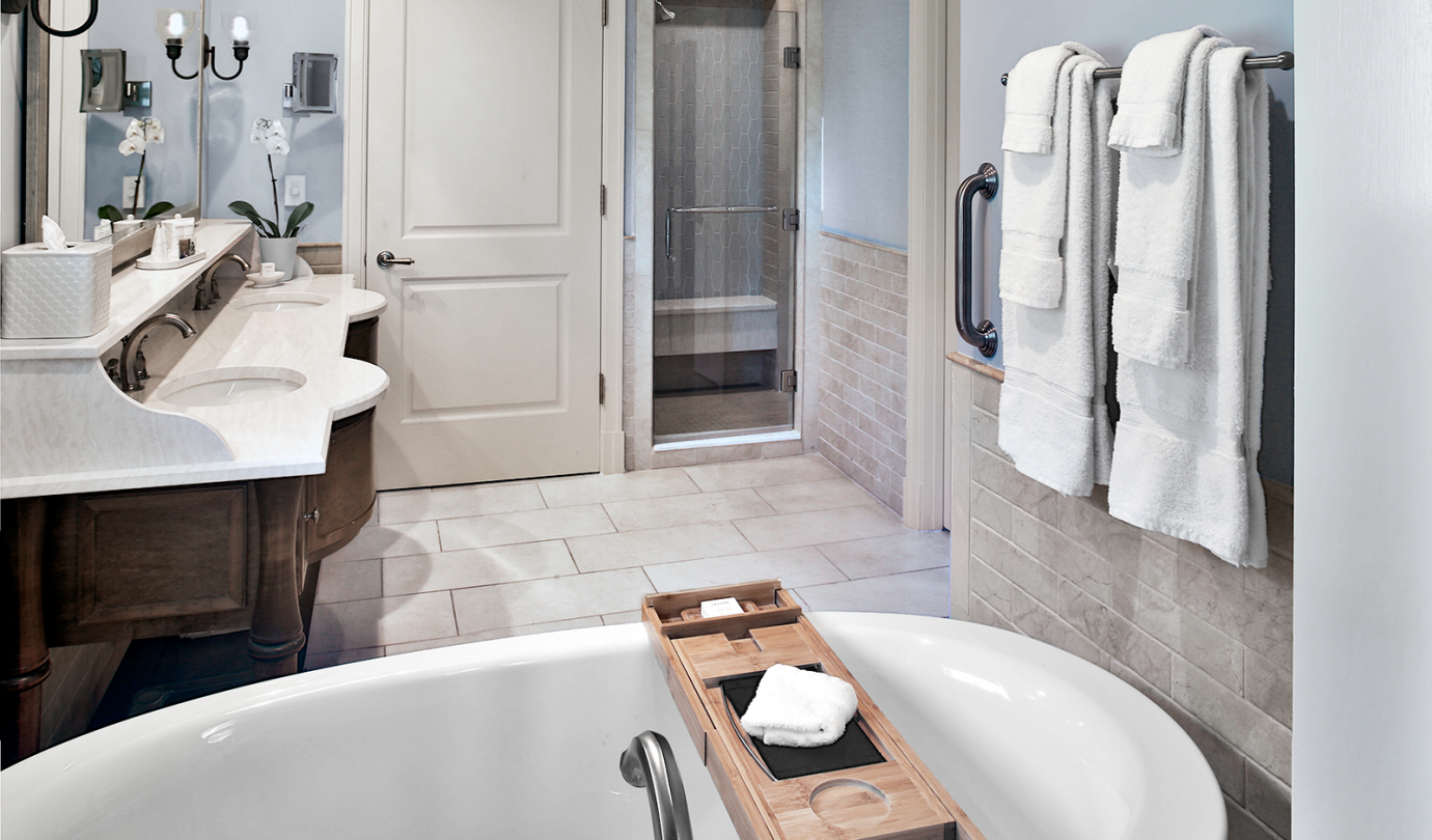 Superior Oceanfront Suite Bathroom