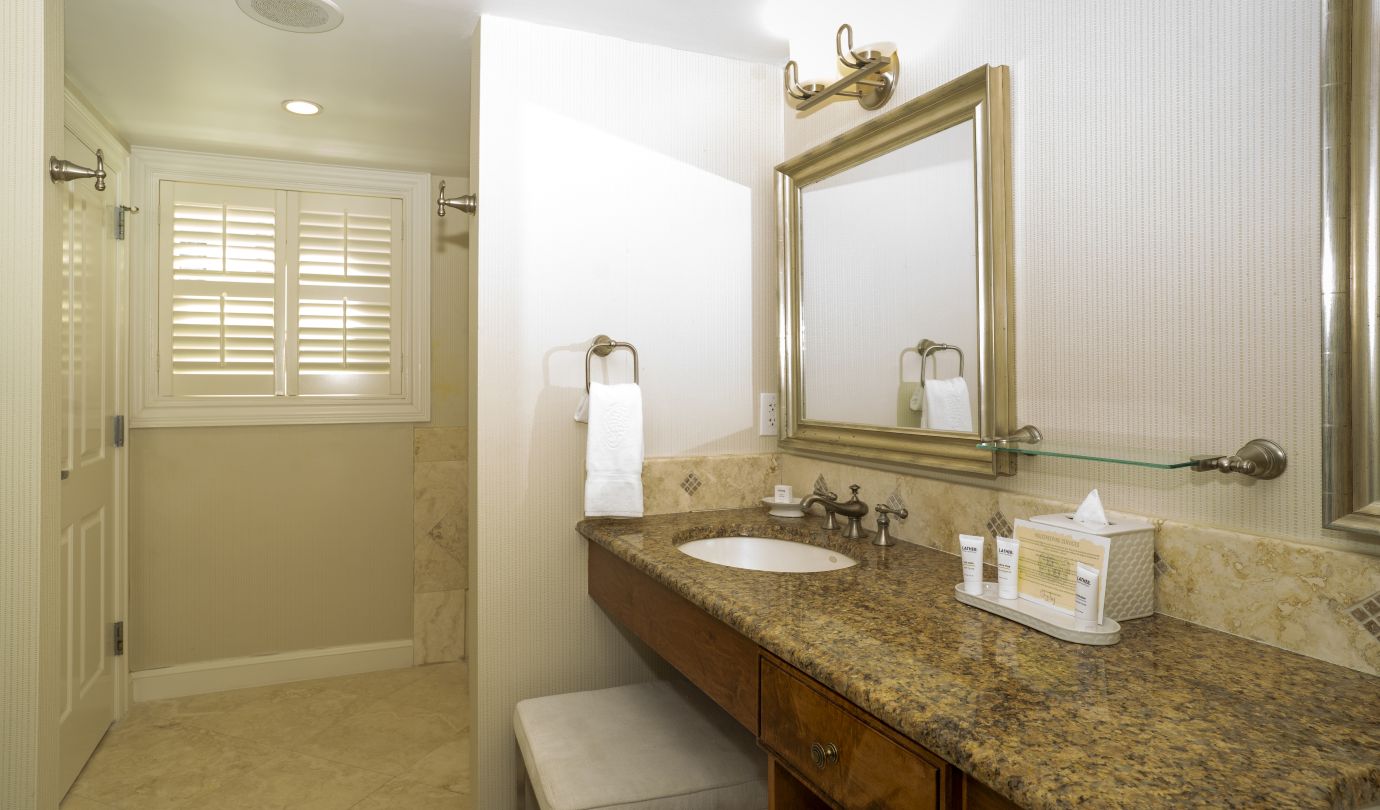 guest room bathroom