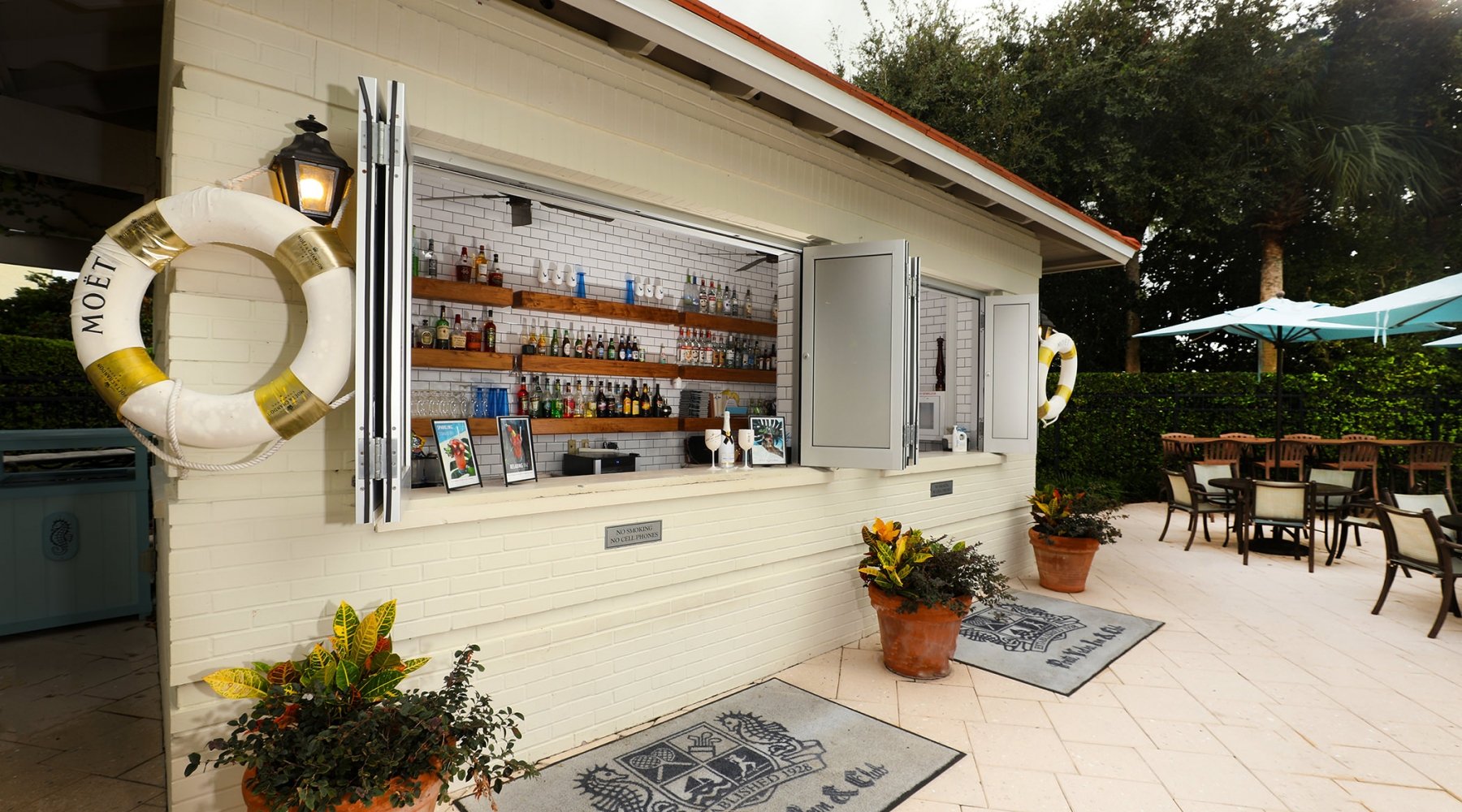 Outside view of the Spa Bar at the Inn